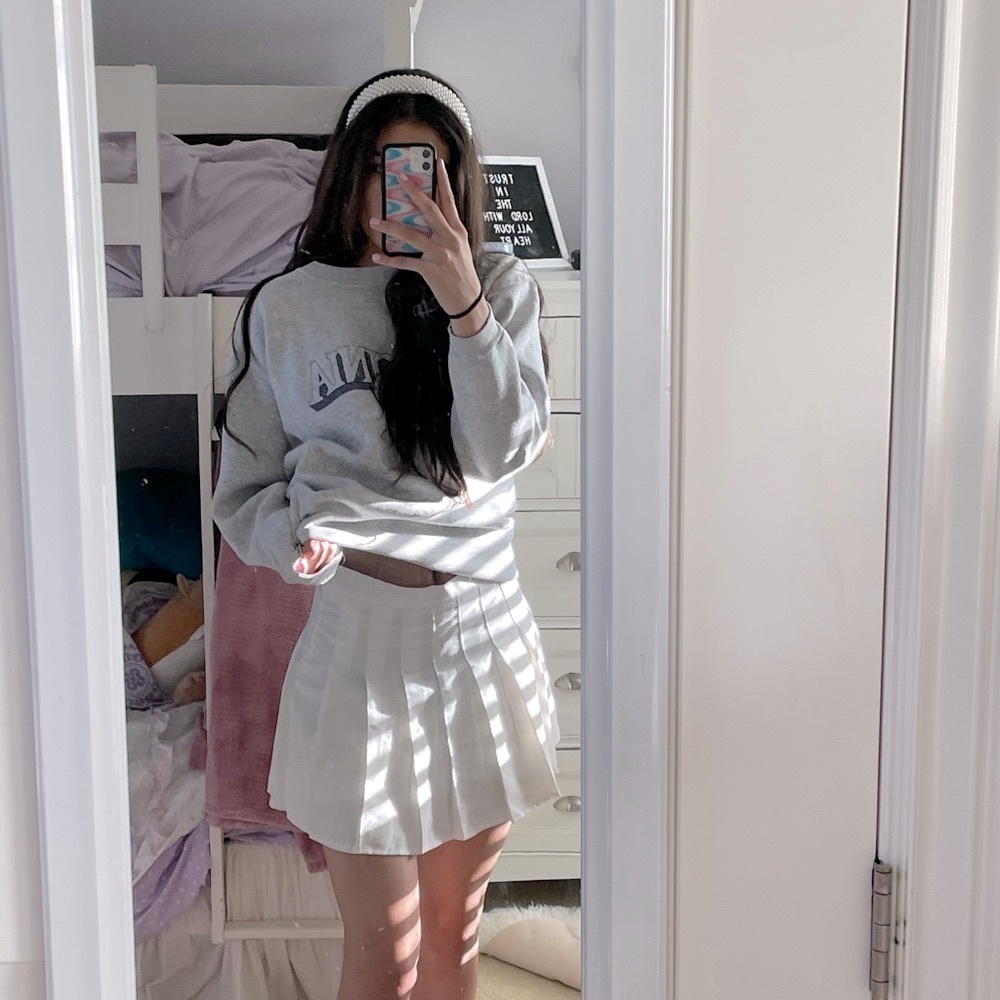 white pleated tennis skirt:)